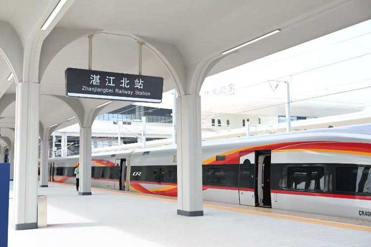 受暴雨影响，今晚8时起广湛高铁、江湛铁路部分列车停运