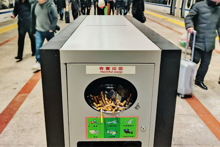 没人管还是管不了？人流密集的高铁站台，陷入控烟困局