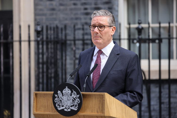 英国首相为何十年六换：斯塔默辞职背后难破的社会结构性困局