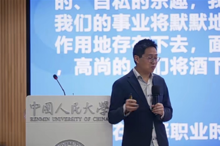 从粉笔辞职的张小龙：曾陷辱骂学生风波，刚出席股东周年大会