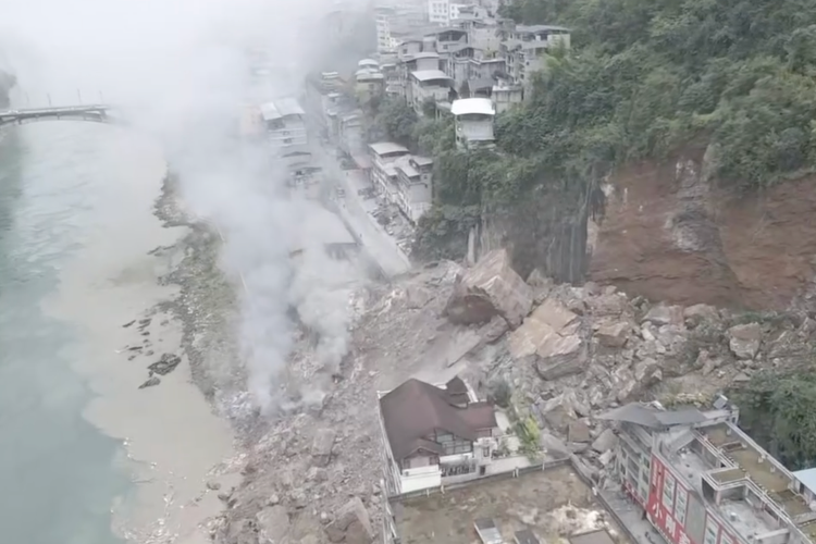 连线重庆彭水山体崩塌目击者：弃车逃开后留在现场帮忙救援