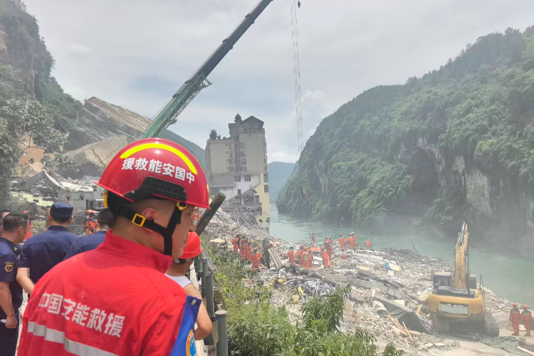 多图直击重庆彭水山体崩塌救援现场：钻裂机、破拆车陆续进场