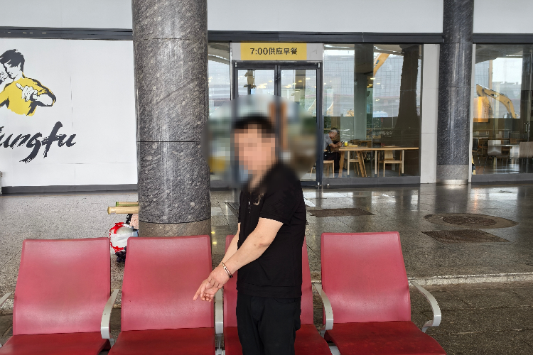 广州火车站外两男子趁乘客候车睡着偷手机，被抓获！现场曝光