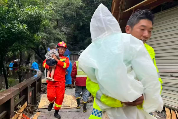 丽江虎跳峡遭遇强降雨，景区临时关停！当地称滞留游客已转移
