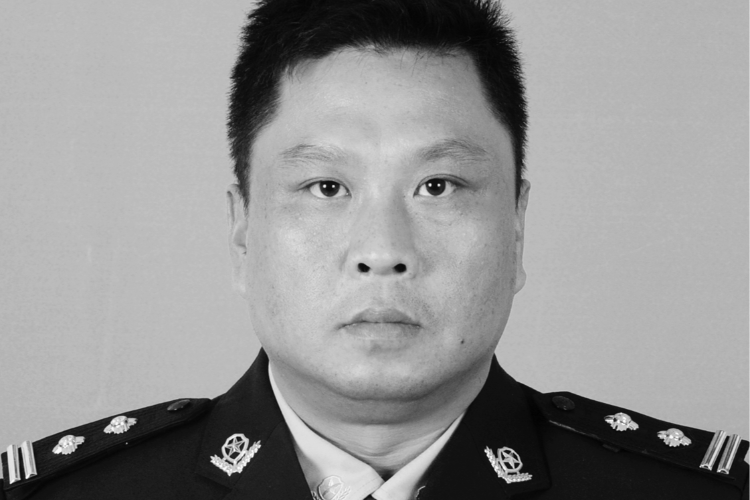 追忆肇庆交警伦伟健：被冲卡货车碾压，救治13个月后牺牲