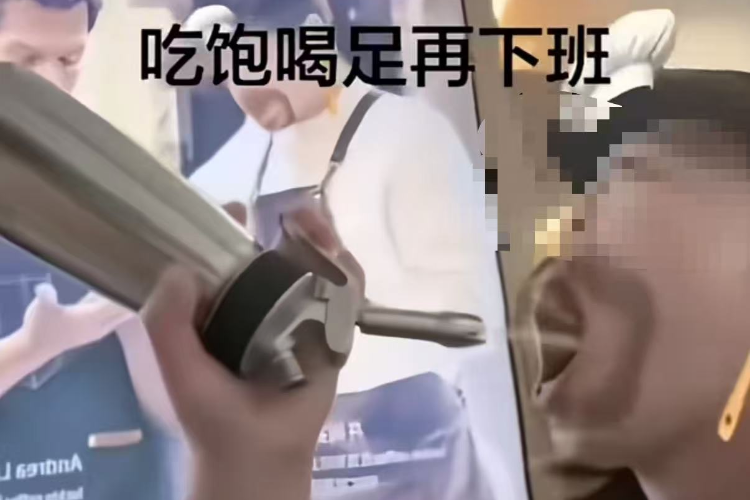 瑞幸店员用奶油枪喂同事！公司称将严肃处理，涉及物料已废弃