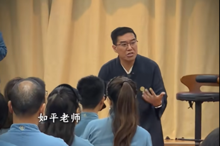 传销头目出狱后开办国学书院，家长被洗脑称孩子挨打才有效果